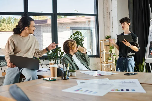 Discussion among young businessmen in their 20s about their startup project, team strategy — Stock Photo