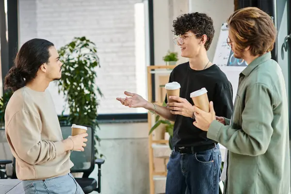 Jovens colegas de trabalho na casa dos 20 anos compartilhando ideias sobre café em um ambiente moderno de escritório de startup, trabalho em equipe — Fotografia de Stock