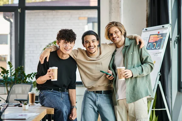 Ehrgeizige junge Männer, drei fröhliche männliche Mitarbeiter beim Kaffee im Kreativbüro — Stockfoto
