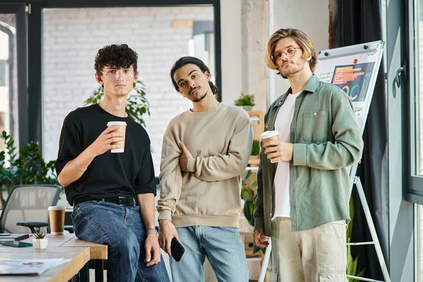 Ambitieux jeunes hommes, trois membres de l'équipe de démarrage coller sur le café dans l'environnement de bureau — Photo de stock