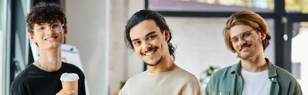 Junge Männer in ihren Zwanzigern mit Kaffee in freundlicher Büroatmosphäre, professionellem Kopfballbanner — Stockfoto