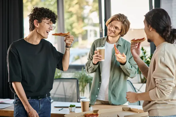 Hommes souriants profitant d'une pause pizza déjeuner dans une ambiance de bureau conviviale et détendue, équipe de démarrage — Photo de stock
