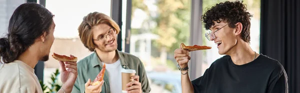 Счастливые мужчины наслаждаясь перерыв на обед пиццы в дружественной и спокойной атмосфере офиса, стартап баннер — Stock Photo