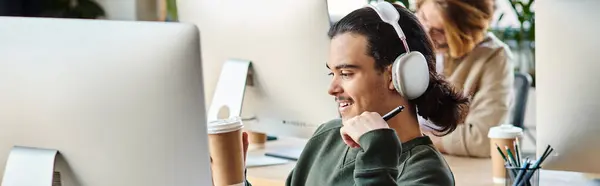 Allegro professionista maschile in cuffie che tengono il caffè per andare e lavorare sul progetto, banner — Foto stock