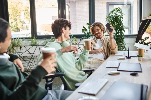 Молодые профессионалы смеются вместе во время кофе-брейка в стартапе, пост-продакшн команда — стоковое фото