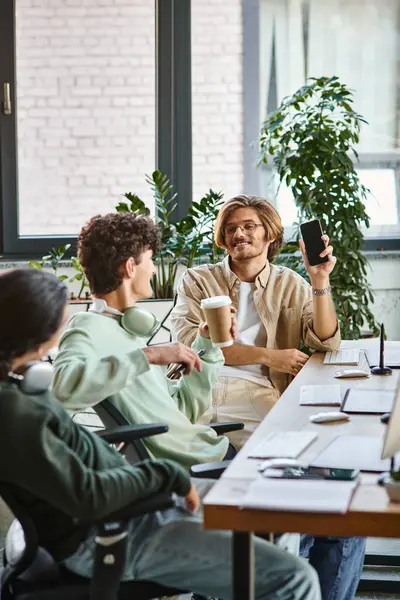 Giovani che ridono insieme durante la pausa caffè nello spazio di lavoro di start-up, team di post produzione — Foto stock