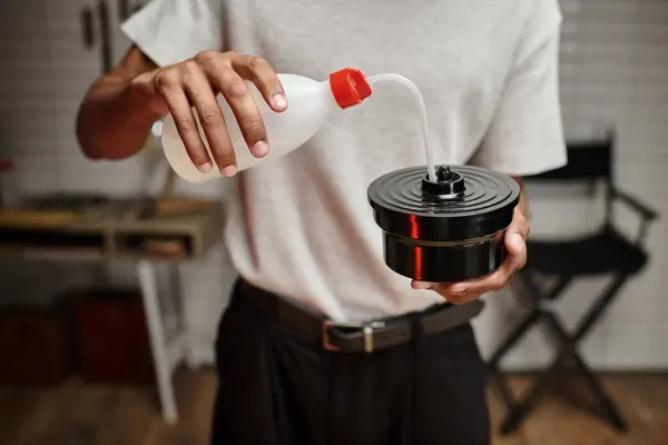 Tiro recortado do fotógrafo americano africano derramando solução química em tanque de desenvolvimento de filme — Fotografia de Stock