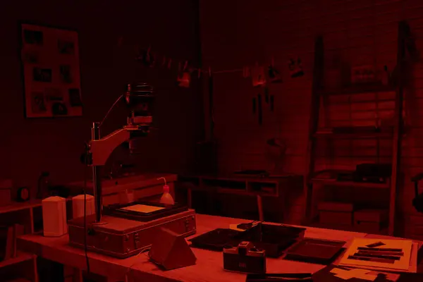 Interno camera oscura con luce rossa, in mostra il processo di sviluppo del film e arte della fotografia — Foto stock