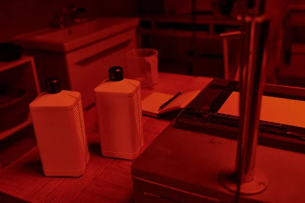 Основні хімічні пляшки темної кімнати, зібрані для використання в процесі розробки аналогової плівки — стокове фото