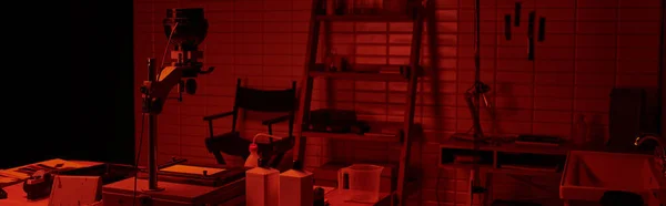 Chambre noire avec des bouteilles et des outils chimiques, mettant en valeur le processus de développement de film, bannière — Photo de stock