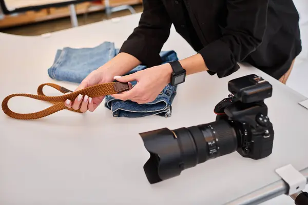 Vista recortada de la joven fotógrafa talentosa que se prepara para hacer fotos de objetos en la mesa - foto de stock