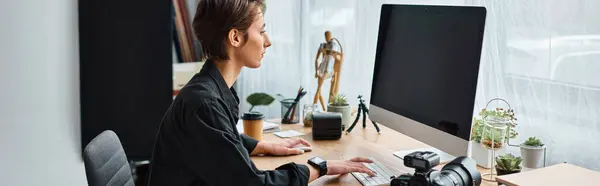Fotógrafa profesional en ropa casual retocando fotos en la computadora en su estudio, pancarta - foto de stock