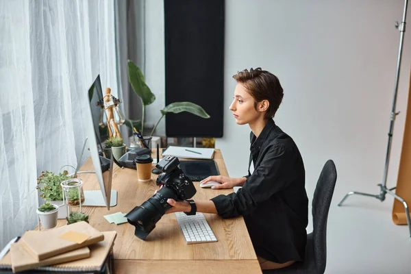 Atraente fotógrafa profissional do sexo feminino em traje casual trabalhando duro em suas fotos em estúdio — Fotografia de Stock
