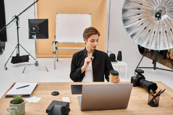 Encantador designer profissional feminino em traje casual trabalhando com seu tablet desenho em estúdio — Fotografia de Stock