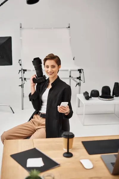 Felice fotografo femminile fare storie per i social media nel suo studio e guardando la fotocamera — Foto stock