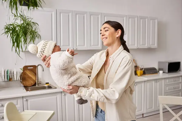 Boa aparência mulher feliz em homewear aconchegante posando com seu menino recém-nascido bonito, parentalidade moderna — Fotografia de Stock