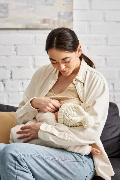 Attrayante mère joyeuse aimante dans des vêtements confortables allaiter son nouveau-né, parentalité moderne — Photo de stock