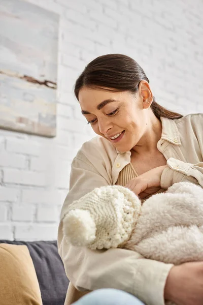 Bell'aspetto premurosa madre allegra in accogliente casalinghi allattamento al seno il suo bambino appena nato, genitorialità moderna — Foto stock