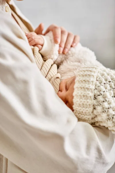 Обрізаний вид люблячої матері в домашньому одязі грудного вигодовування її новонародженого хлопчика, сучасне батьківство — стокове фото
