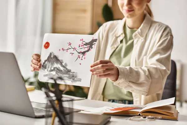 Abgeschnittenes Teenager-Mädchen zeigt ihr Kunstwerk während des Studiums und beim Betrachten ihres Laptops, Online-Kunstkurs — Stockfoto