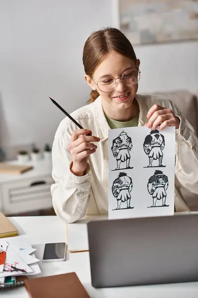 Menina adolescente analisando desenhos de anatomia para e-learning aula de arte em casa, olhando para laptop — Fotografia de Stock