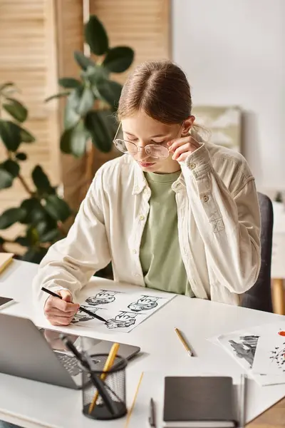 Молодий підліток малюнок з олівцем біля ноутбука вдома, концепція електронного навчання та арт-класу — стокове фото