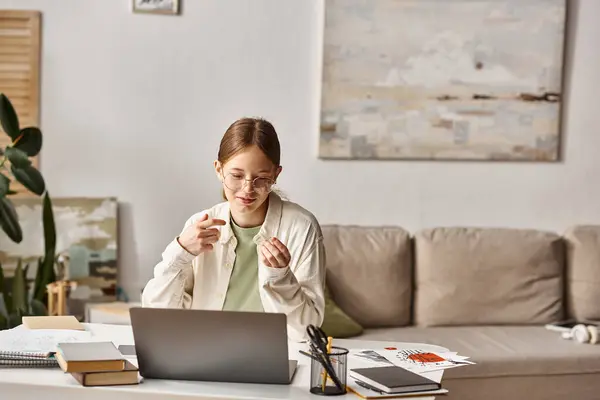 Gai adolescent fille gestuelle pendant appel vidéo et classe en ligne à la maison, e-learning concept — Photo de stock