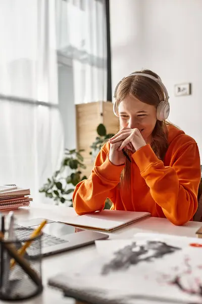 Glückliches junges Mädchen im kabellosen Kopfhörer-E-Learning neben Notebooks und Schreibwaren — Stockfoto