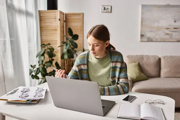 Фокусована дівчина-підліток електронне навчання з ноутбуком біля креслень і смартфоном з порожнім екраном на столі — стокове фото