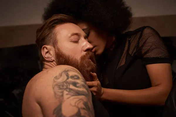 Afro americano donna toccare faccia di barbuto uomo con tatuaggi mentre sedurre lui — Foto stock