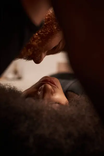 Moment passionné de couple multiculturel faisant l'amour dans la chambre à coucher, homme et femme afro-américaine — Photo de stock