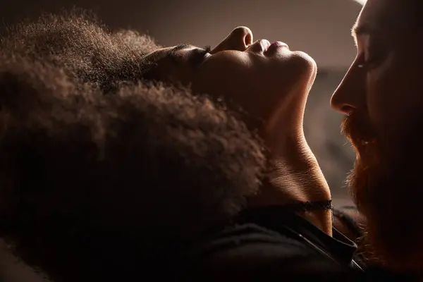 Retrato de mujer afroamericana con el pelo rizado seducir a hombre barbudo con el pelo rojo, sexy pareja - foto de stock