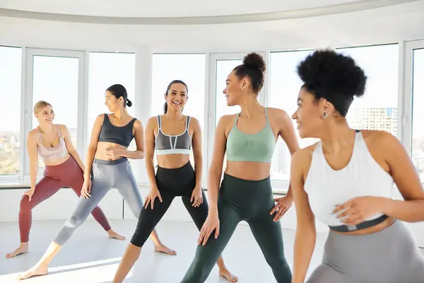 Grupo de felizes mulheres diversas em sportswear praticando pilates com feminino Africano americano treinador — Fotografia de Stock