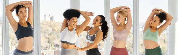 Feliz feminino pilates treinador ajudando mulher negra com seu exercício de alongamento em estúdio, banner — Fotografia de Stock