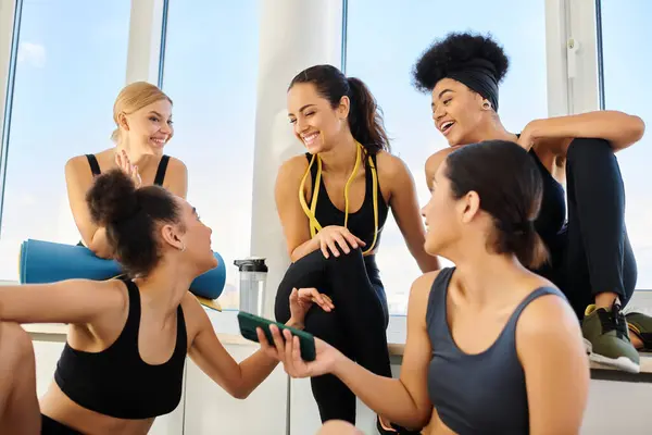 Grupo de jovem interracial mulher no 20s, conversando após o treino no estúdio pilates, mulheres esportivas — Fotografia de Stock
