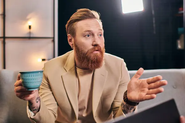 Gut aussehende, trendige Männer in eleganter Kleidung mit Kaffee und Laptop diskutieren Interviewfragen — Stockfoto