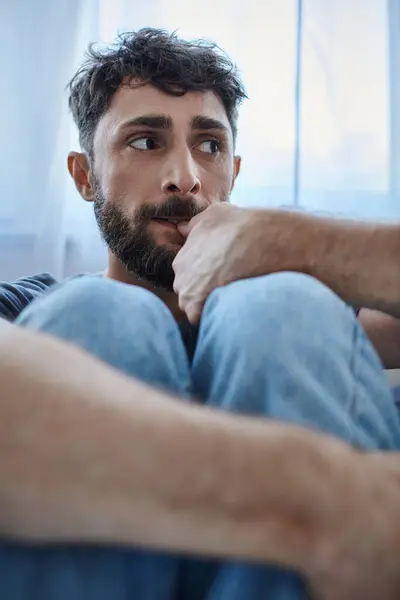Traumatisierter ängstlicher Mann in Freizeitkleidung sitzt bei Zusammenbruch auf Sofa, Bewusstsein für psychische Gesundheit — Stockfoto