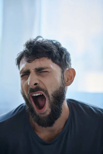 Homem ansioso no cotidiano t-shirt gritando durante episódio depressivo, consciência de saúde mental — Fotografia de Stock