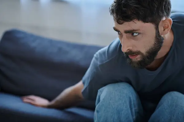 Ängstlicher Mann im alltäglichen T-Shirt leidet unter depressiven Episoden, Bewusstsein für psychische Gesundheit — Stockfoto