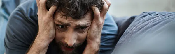Verzweifelter Mann schreit bei Zusammenbruch mit der Hand im Gesicht, Bewusstsein für psychische Gesundheit, Transparent — Stockfoto