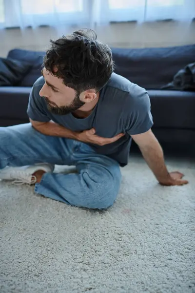 Bärtige leidende Mann in lässiger Kleidung zu Hause mit schwerer Panikattacke, Bewusstsein für psychische Gesundheit — Stockfoto