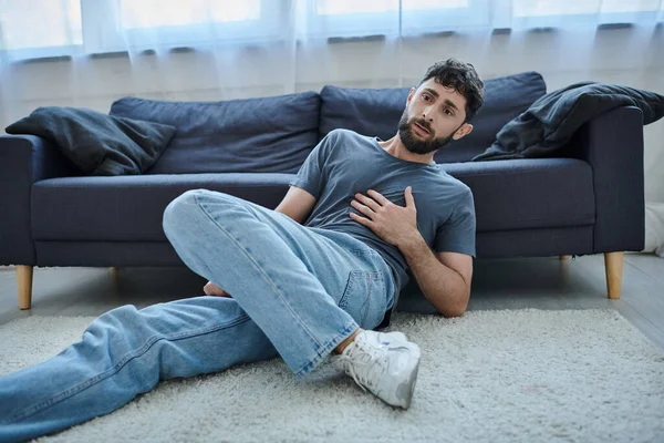 Ansioso uomo traumatizzato in abbigliamento casalingo con grave attacco di panico, consapevolezza della salute mentale — Foto stock