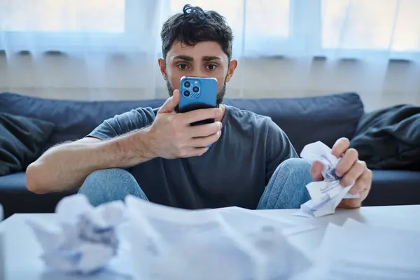 Depressiv leidender Mann schaut während depressiver Episode auf sein Smartphone, psychische Gesundheit — Stockfoto