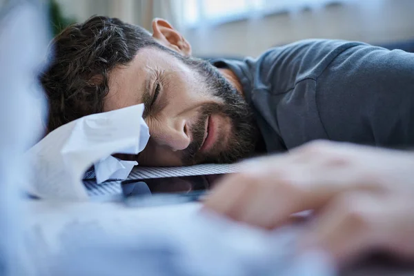 Frustrierter Mann mit Bart und Kopf auf Tisch bei Zusammenbruch, Bewusstsein für psychische Gesundheit — Stockfoto