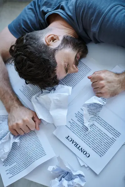 Verzweifelter Mann neben seinen Papieren und Vertrag während depressiver Episode, Bewusstsein für psychische Gesundheit — Stockfoto