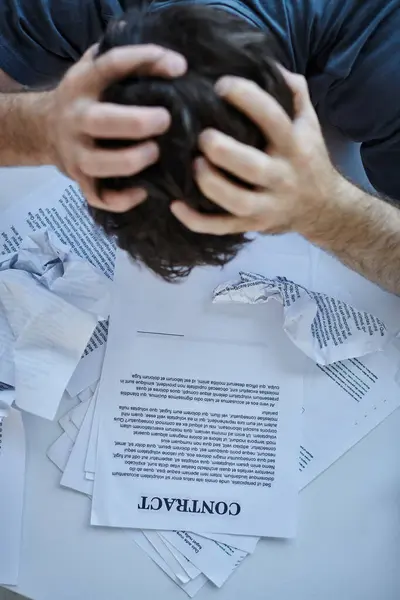 Homme désespéré regardant ses papiers et contrat pendant l'épisode dépressif, conscience de la santé mentale — Photo de stock