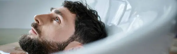 Депрессивный разочарованный человек с бородой лежал в ванне во время поломки, психического здоровья осведомленности — стоковое фото