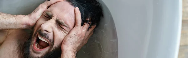 Traumatisierter Mann liegt in Badewanne und schreit bei Zusammenbruch, Bewusstsein für psychische Gesundheit, Transparent — Stockfoto