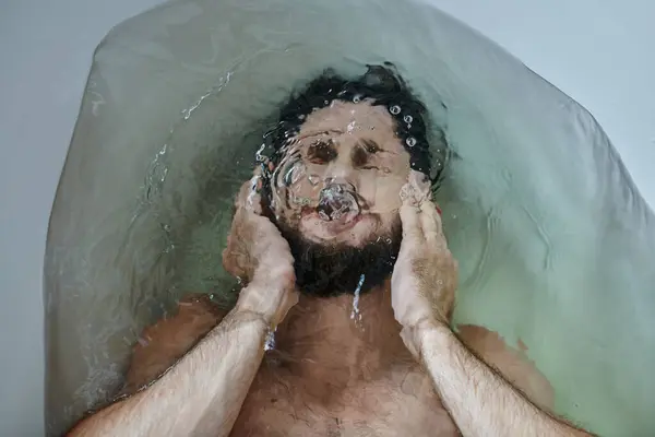 Frustré homme déprimé avec barbe noyée dans la baignoire pendant la panne, conscience de la santé mentale — Photo de stock