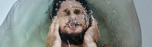 Frustrado hombre deprimido ahogándose en la bañera durante la ruptura, conciencia de salud mental, pancarta - foto de stock
